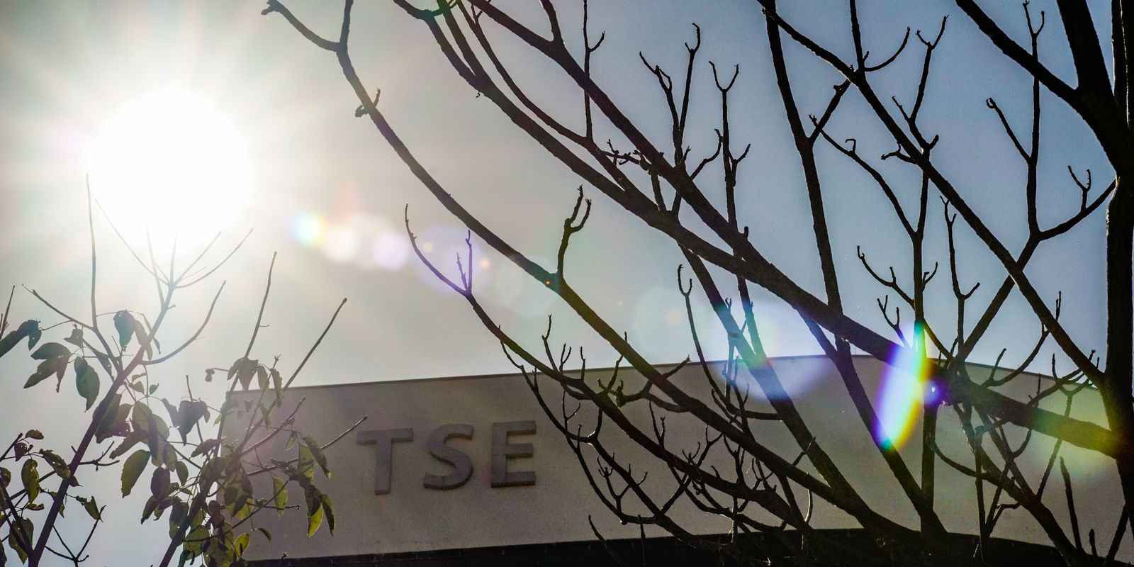 TSE mantém veto a posts que ligam Lula e Flávio ao crime organizado