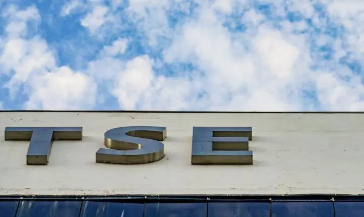 Campanha de Flávio aciona TSE contra posts de artistas e parlamentares